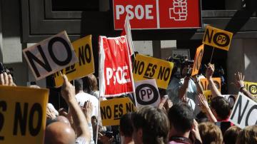Decenas de militantes se agolpan a las puertas de la sede del PSOE