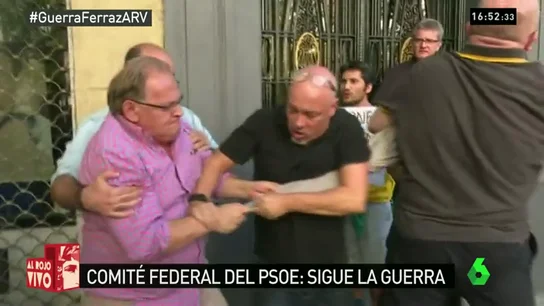 Frame 19.271986 de: Ferraz vive momentos de tensión con incidentes aislados a las puertas de la sede del PSOE Frame 19.271986 de: Ferraz vive momentos de tensión con incidentes aislados a las puertas de la sede del PSOE