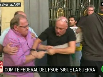 Frame 19.271986 de: Ferraz vive momentos de tensión con incidentes aislados a las puertas de la sede del PSOE Frame 19.271986 de: Ferraz vive momentos de tensión con incidentes aislados a las puertas de la sede del PSOE