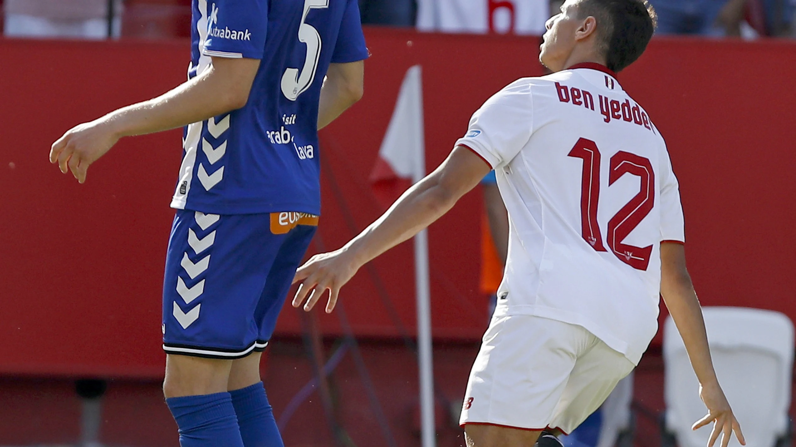 Wissam Ben Yedder celebra su primer gol ante el Alavés