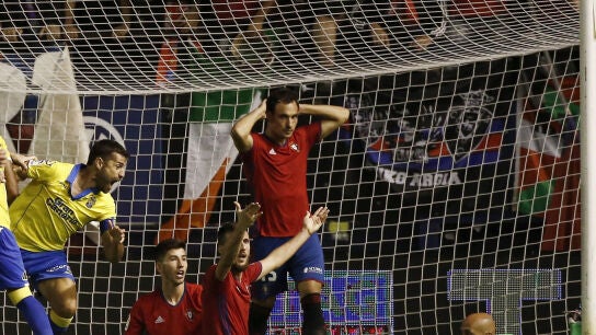 David Garc&iacute;a celebra el empate ante la desesperaci&oacute;n de los jugadores de Osasuna
