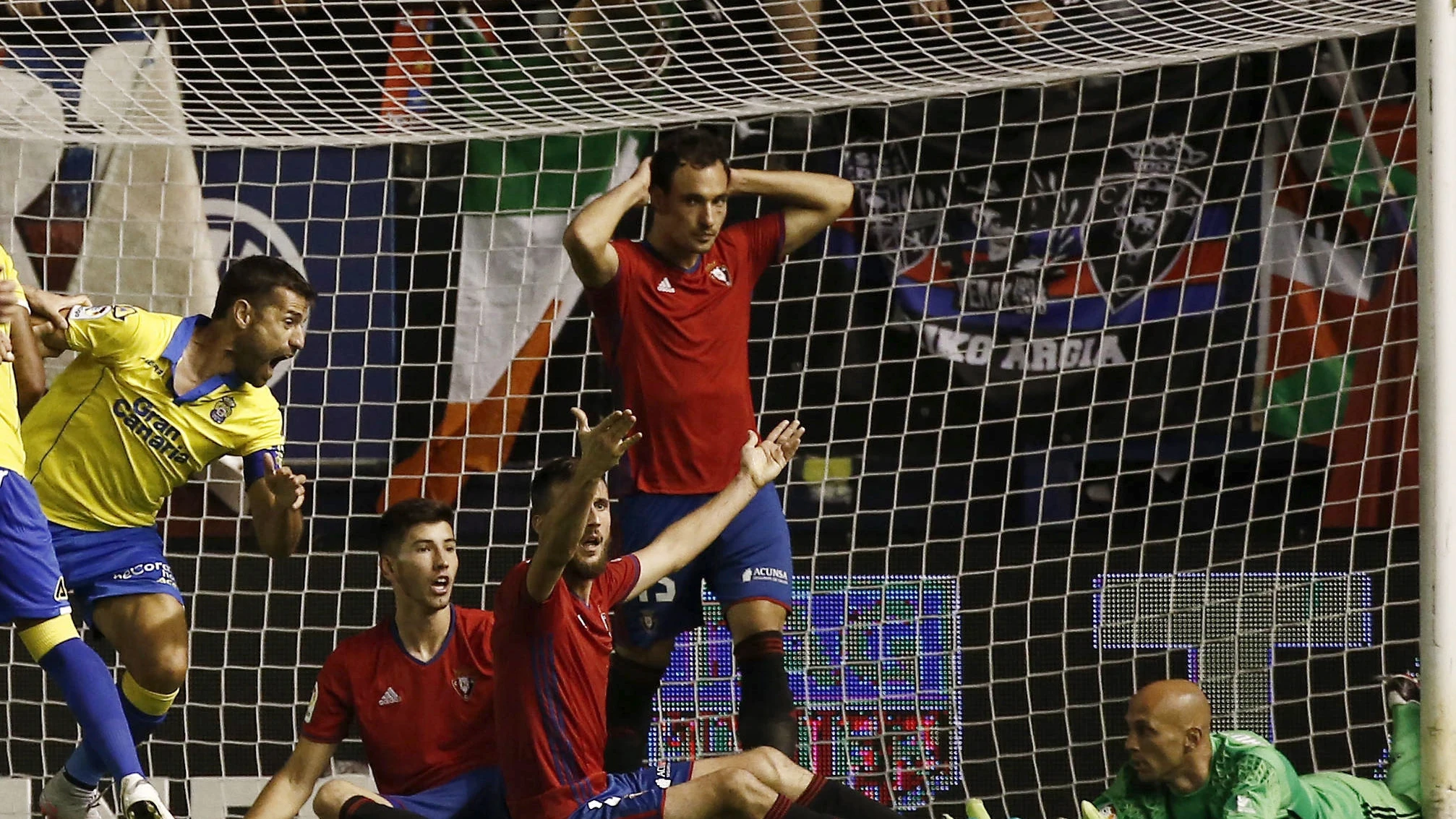 David García celebra el empate ante la desesperación de los jugadores de Osasuna