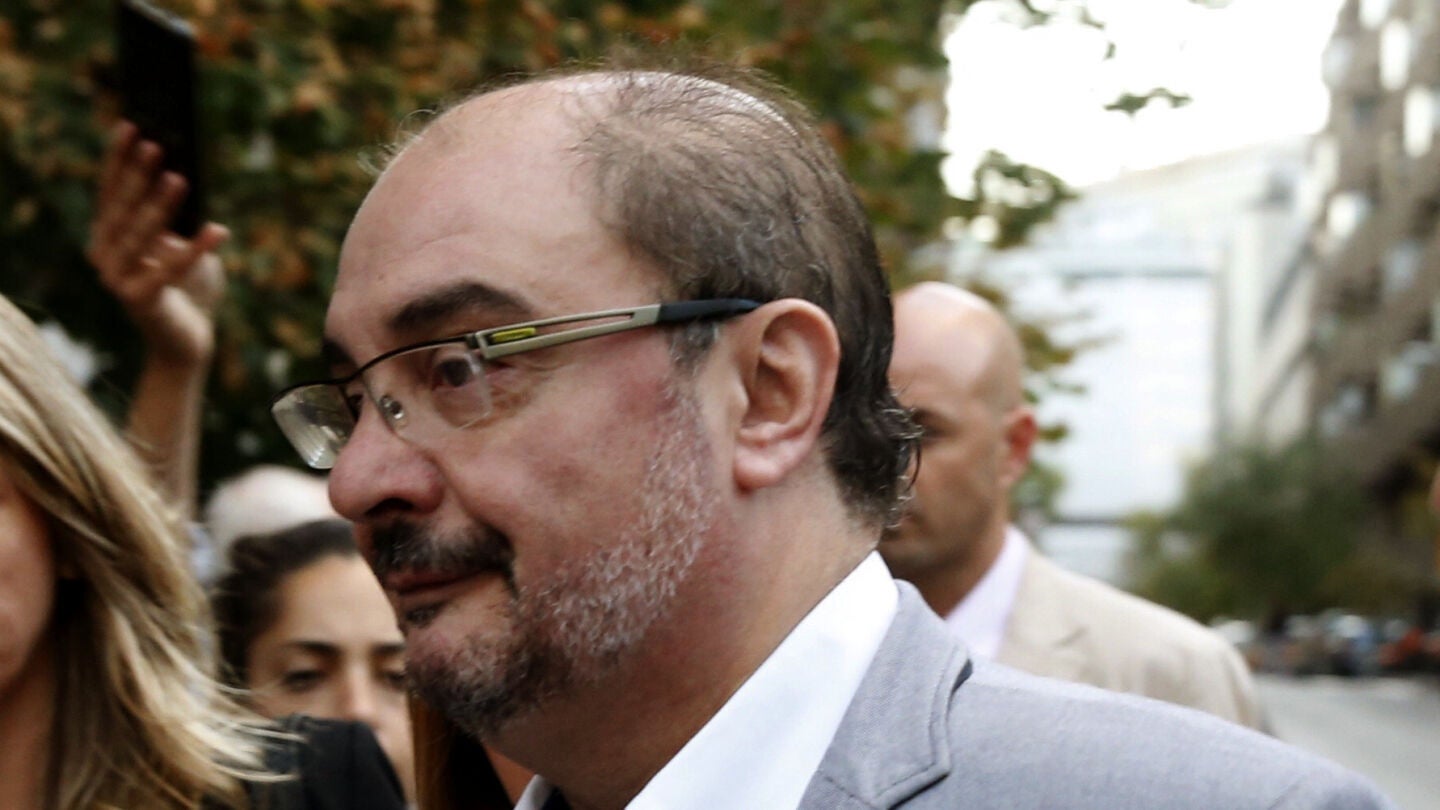 El presidente de Arag&oacute;n, Javier Lamb&aacute;n, a su llegada a la sede del PSOE