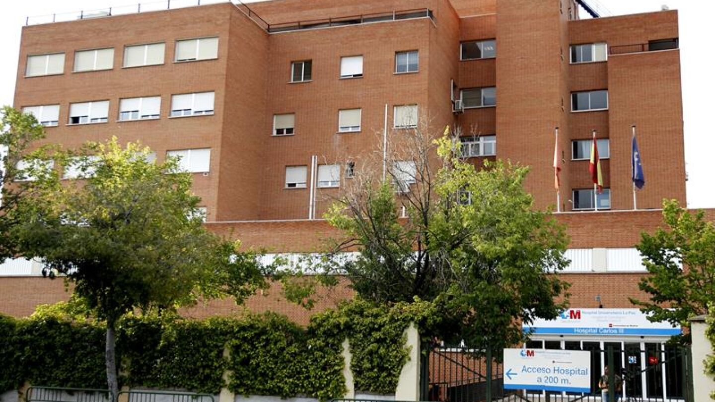 Fachada del Hospital La Paz-Carlos III de Madrid donde permaneci&oacute; hospitalizada la enfermera que atendi&oacute; al var&oacute;n de 62 a&ntilde;os fallecido 