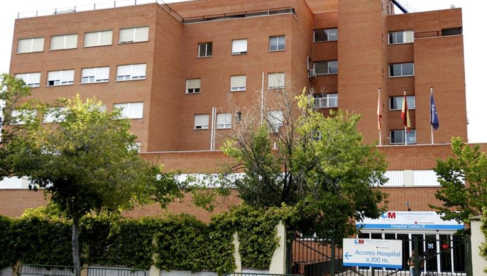 Fachada del Hospital La Paz-Carlos III de Madrid donde permaneció hospitalizada la enfermera que atendió al varón de 62 años fallecido 