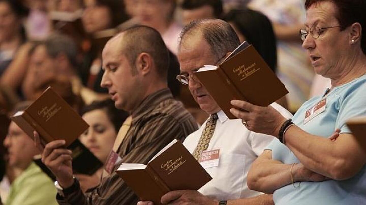 Testigos de Jehov&aacute; en una de sus asambleas