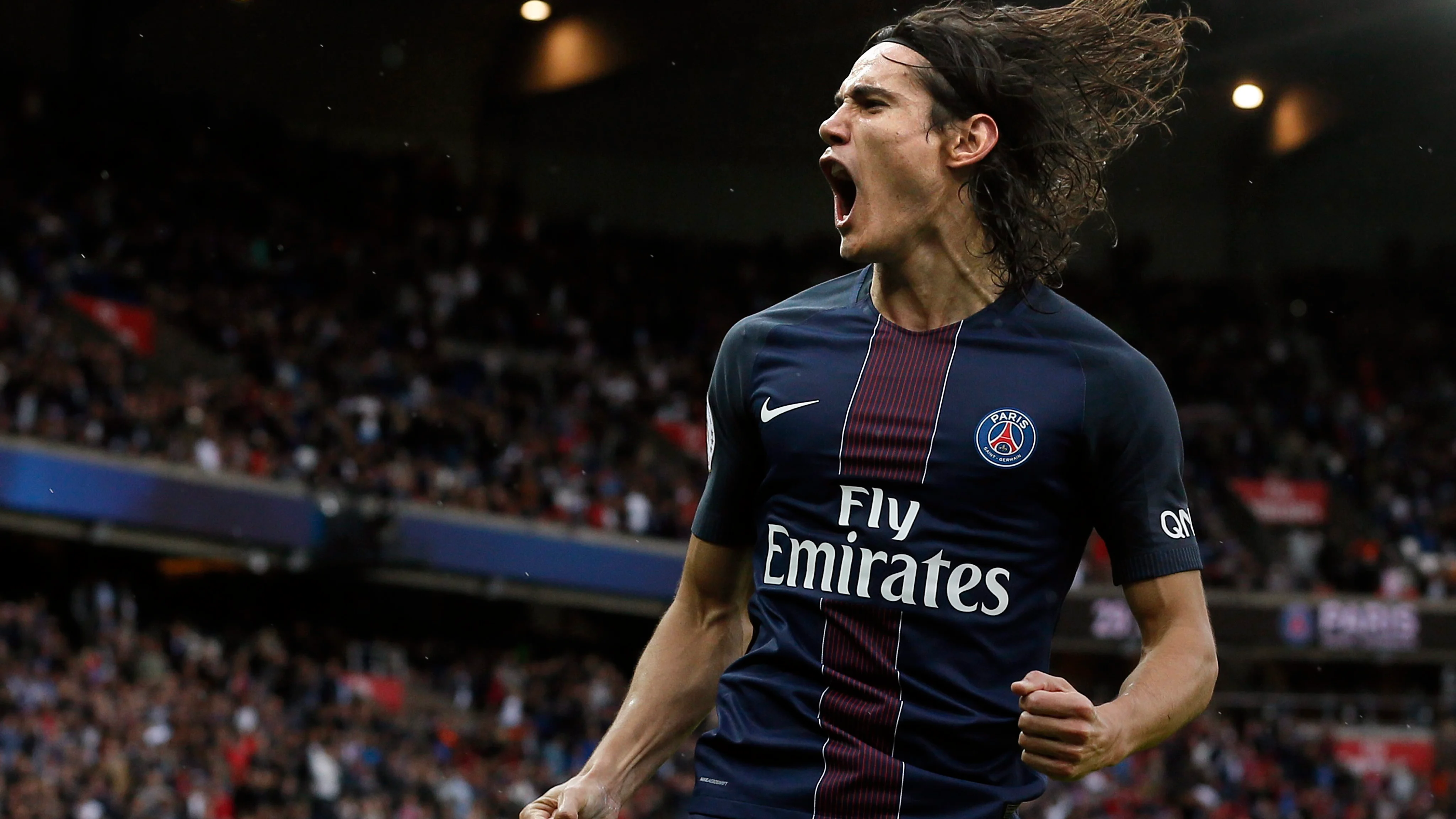 Edilson Cavani, celebrando un gol con el PSG