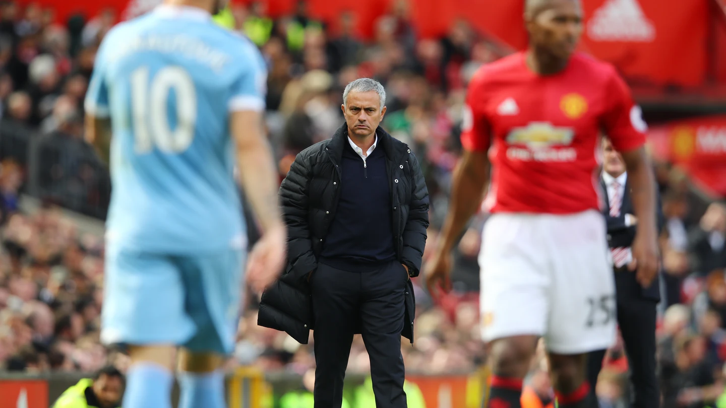 Mourinho observa el partido desde la banda de Old Trafford Mourinho observa el partido desde la banda de Old Trafford