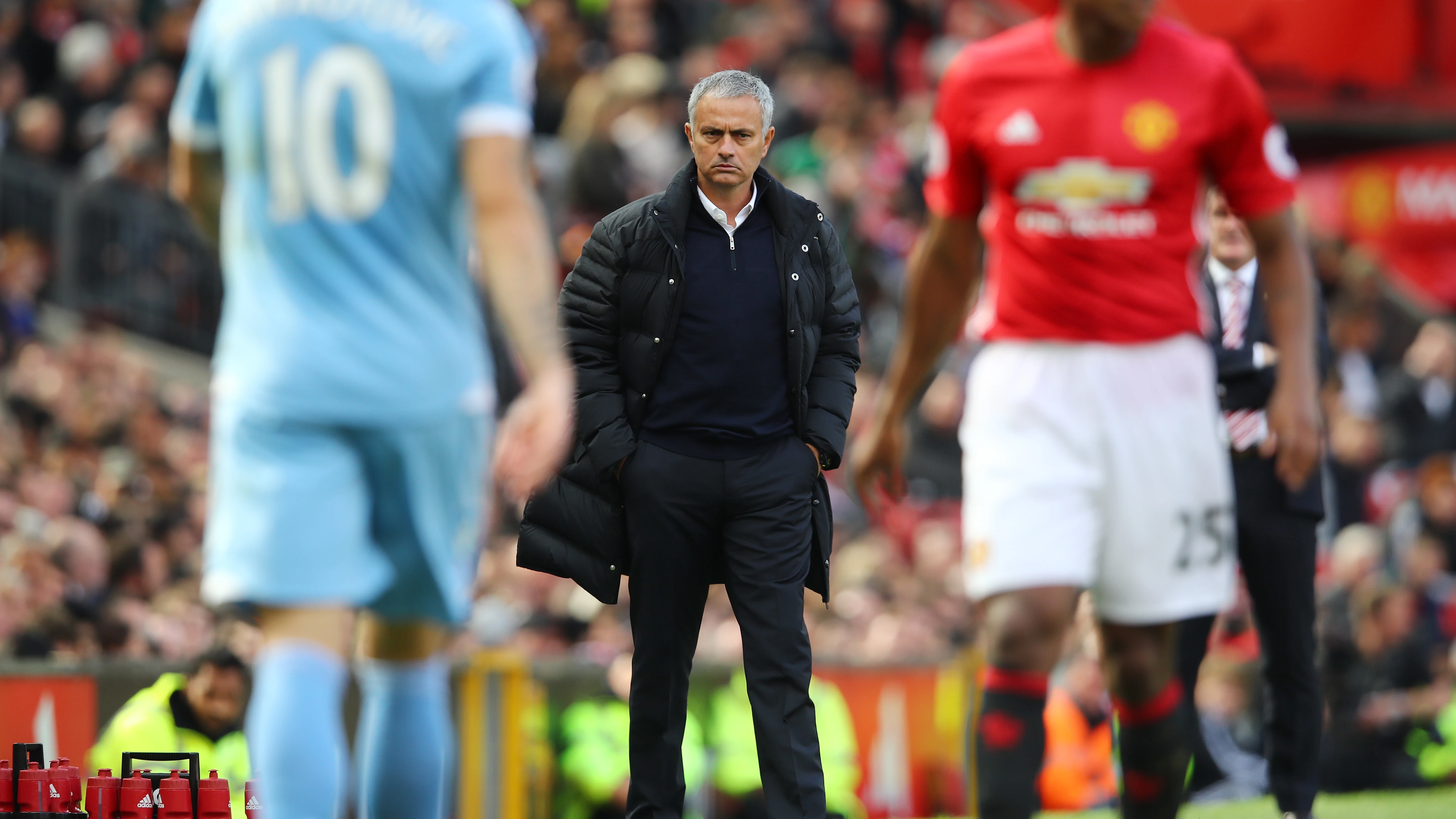 Mourinho observa el partido desde la banda de Old Trafford