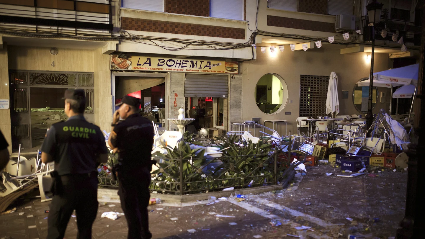 Inmediaciones del lugar en el que quince personas han resultado heridas en la feria de Vélez-Málaga tras una explosión Inmediaciones del lugar en el que quince personas han resultado heridas en la feria de Vélez-Málaga tras una explosión