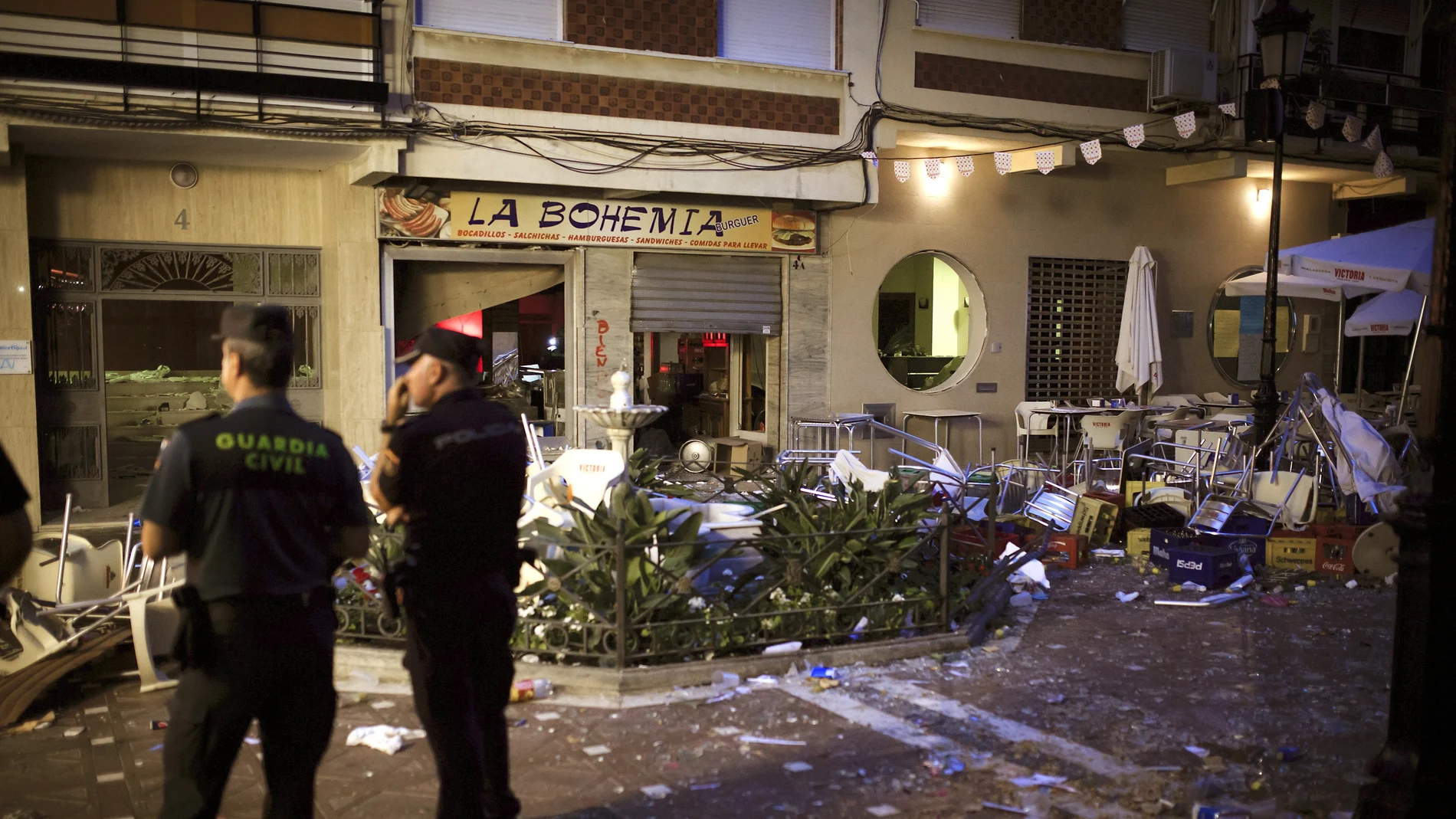  Inmediaciones del lugar en el que quince personas han resultado heridas en la feria de Vélez-Málaga tras una explosión