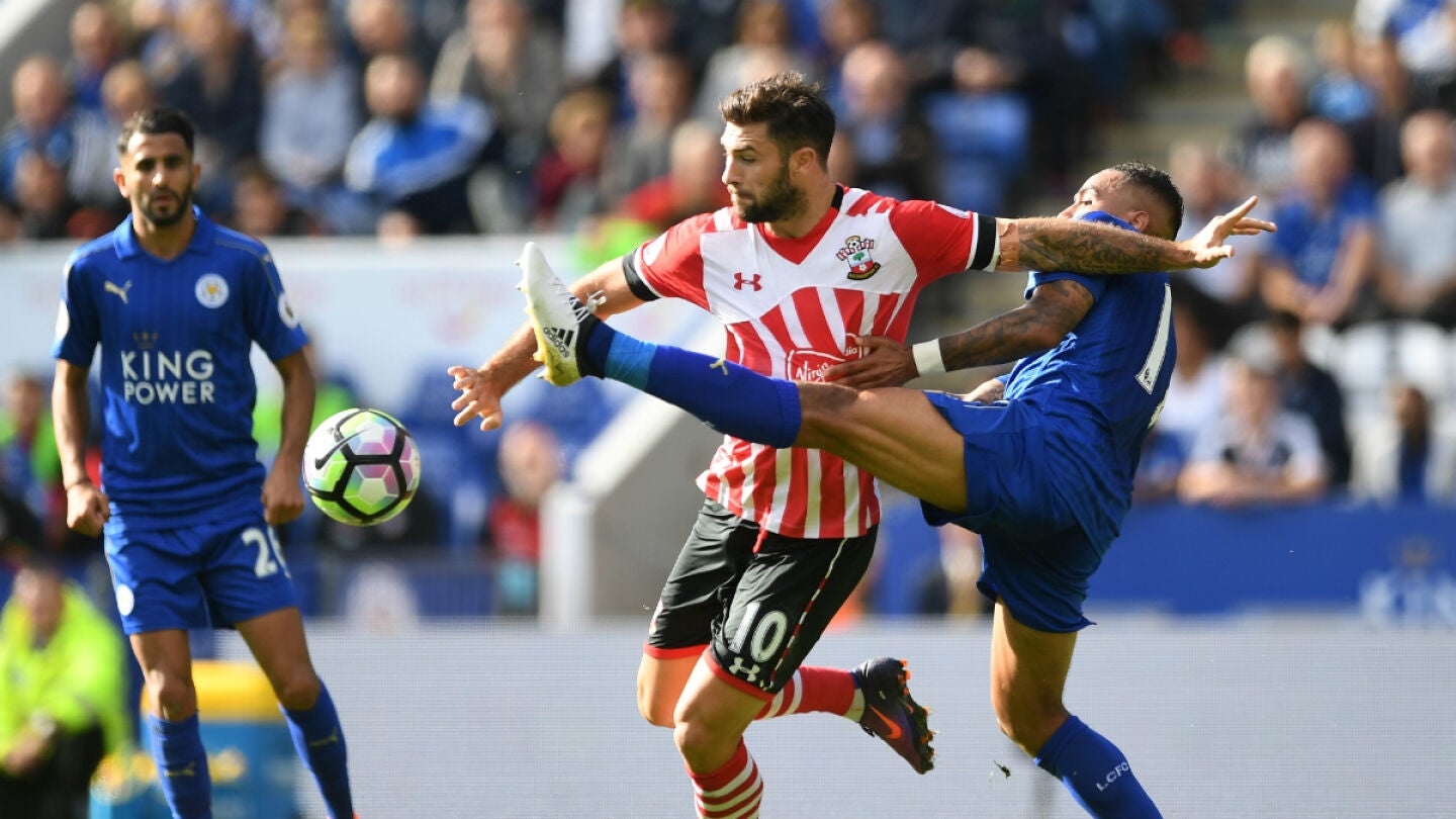 Austin puja con Simpson ante la mirada de Mahrez