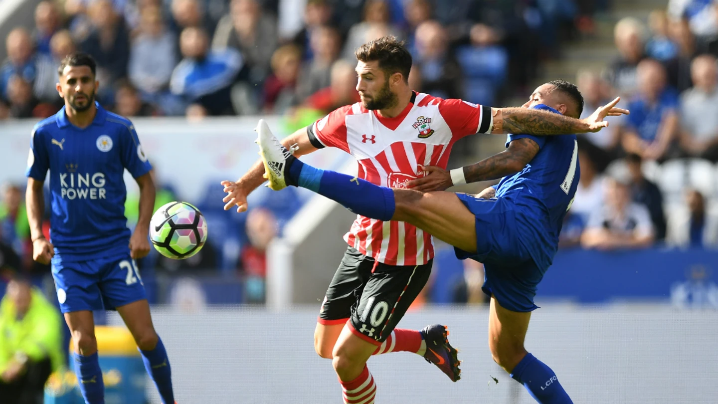 Austin puja con Simpson ante la mirada de Mahrez Austin puja con Simpson ante la mirada de Mahrez