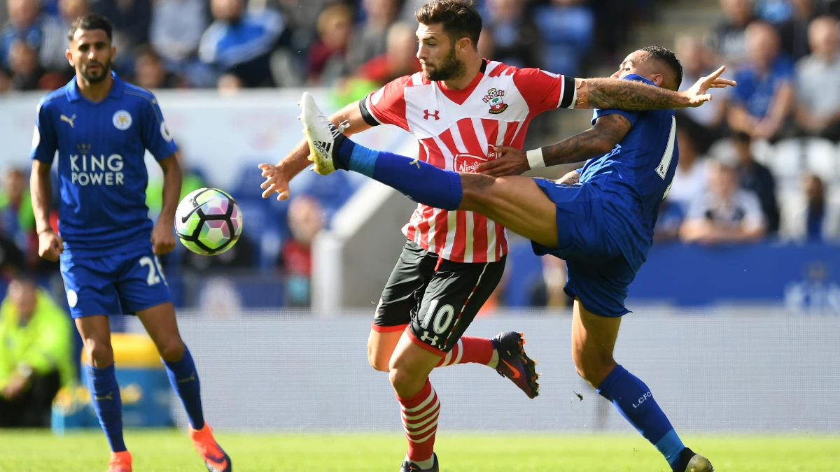 Austin puja con Simpson ante la mirada de Mahrez