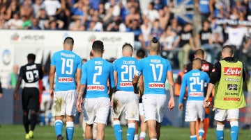 Los jugadores del Nápoles se marchan cabizbajos tras perder ante el Atalanta