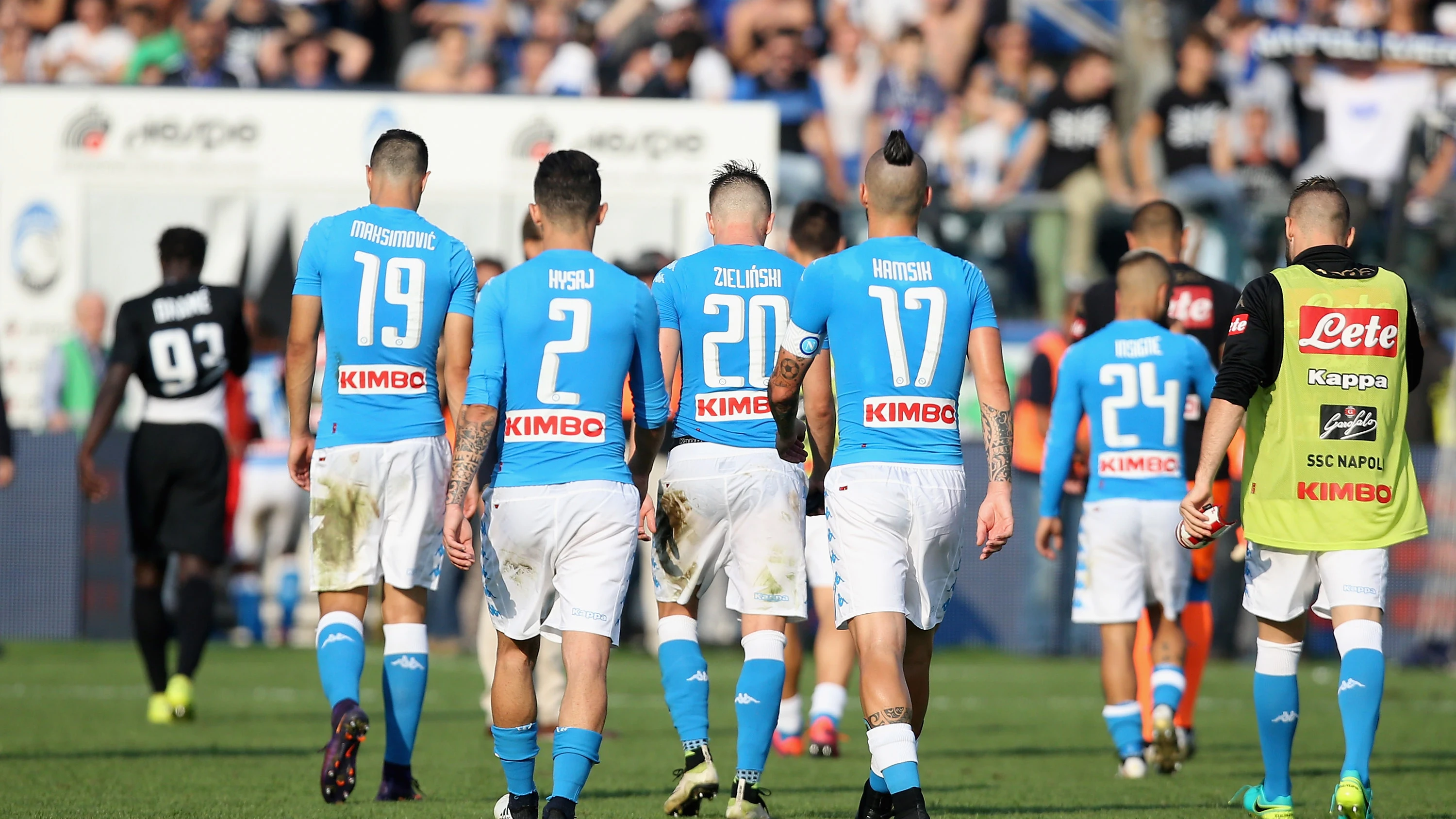 Los jugadores del Nápoles se marchan cabizbajos tras perder ante el Atalanta