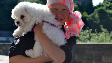 Katelyn con su perro se cubre la cabeza con un pañuelo