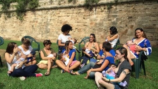 Grupo de madres miembros de la Abam