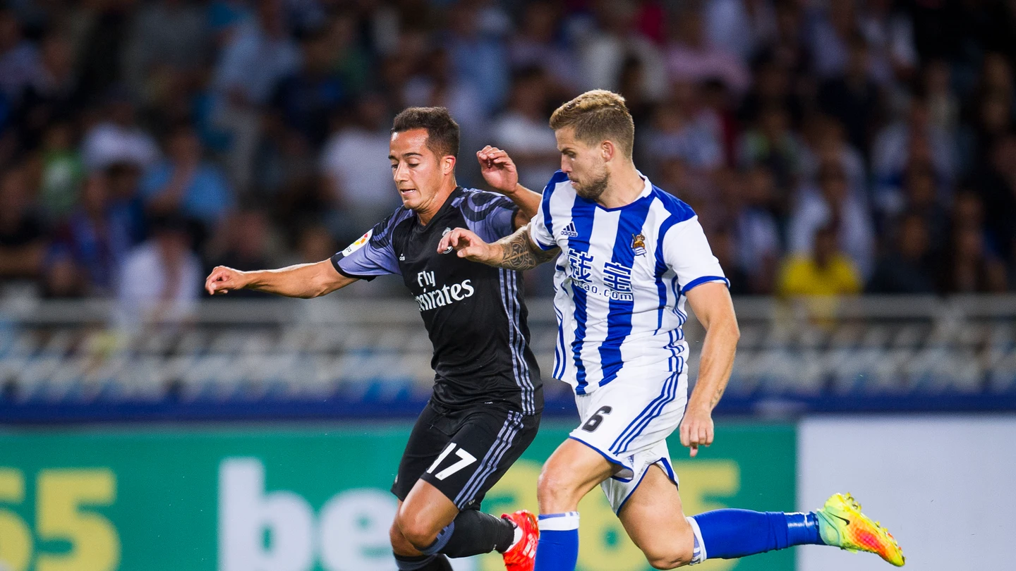Íñigo Martínez disputando el balón con Lucas Vázquez en un partido de Liga Íñigo Martínez disputando el balón con Lucas Vázquez en un partido de Liga