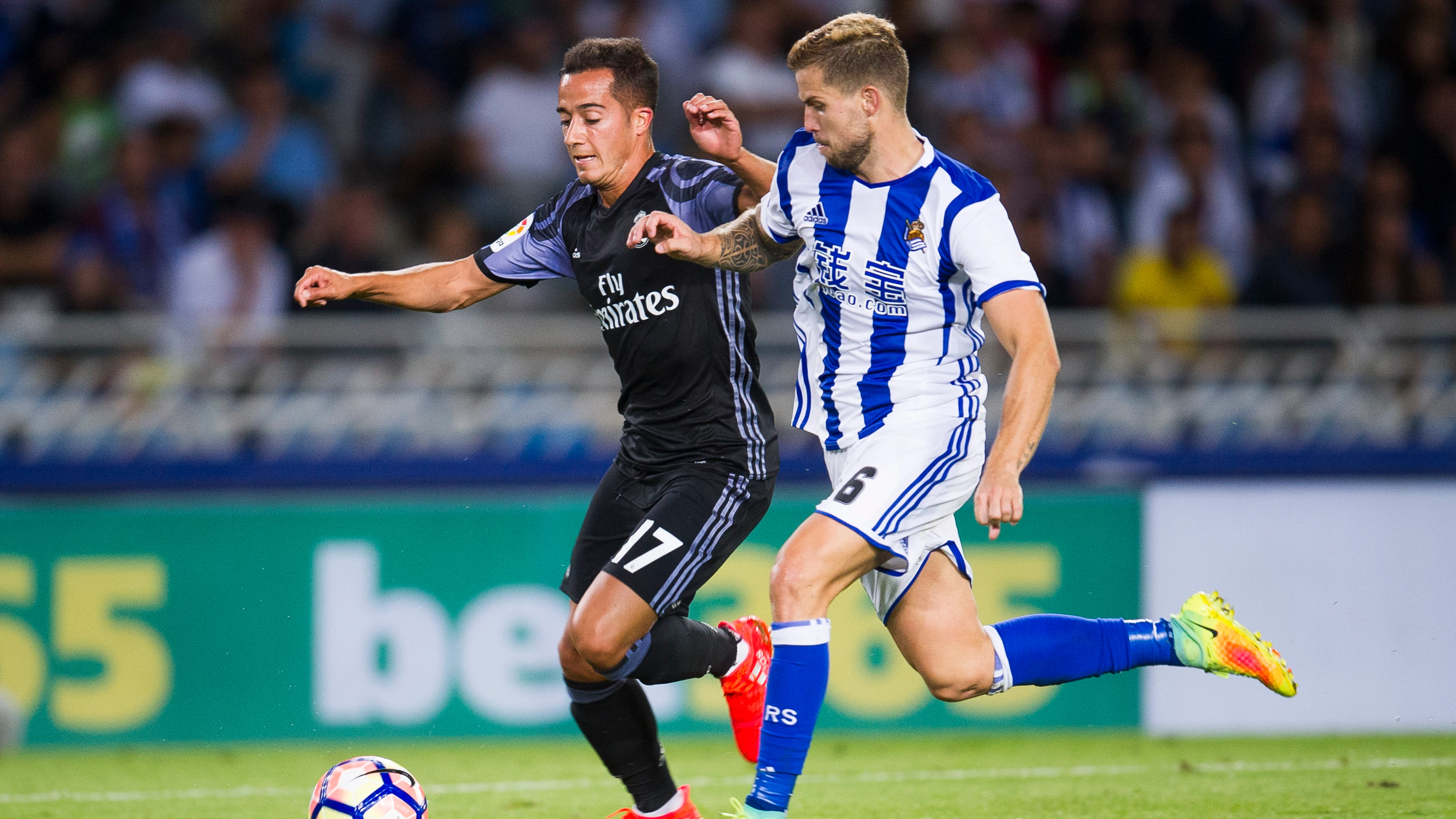 Íñigo Martínez disputando el balón con Lucas Vázquez en un partido de Liga