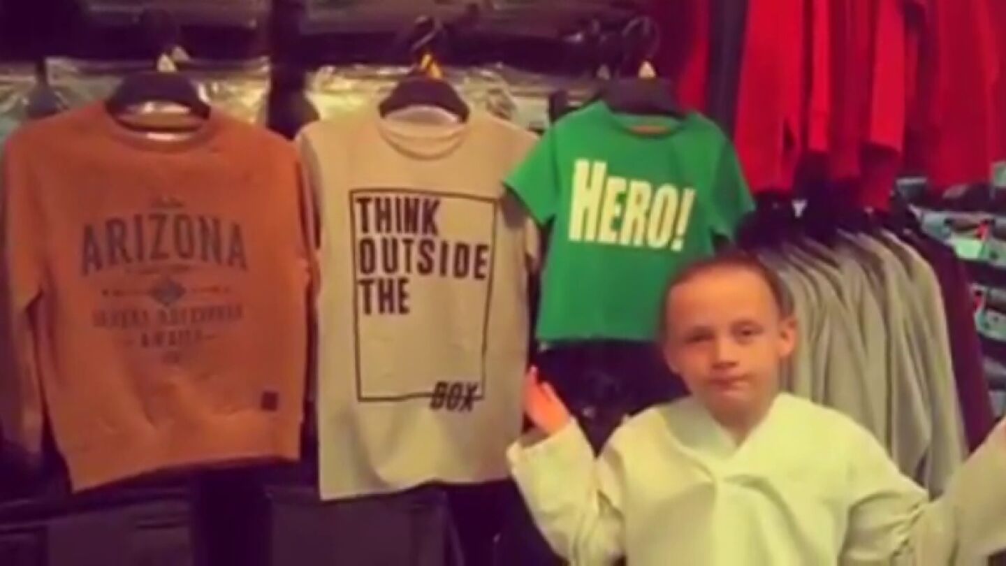 Frame 153.655007 de: Una ni&ntilde;a de ocho a&ntilde;os se enfada por la diferencia de los mensajes en las camisetas de ni&ntilde;os y ni&ntilde;as y su reflexi&oacute;n se hace viral