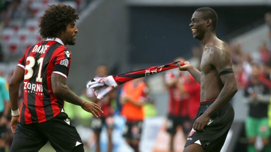 Balotelli celebra un gol quit&aacute;ndose la camiseta
