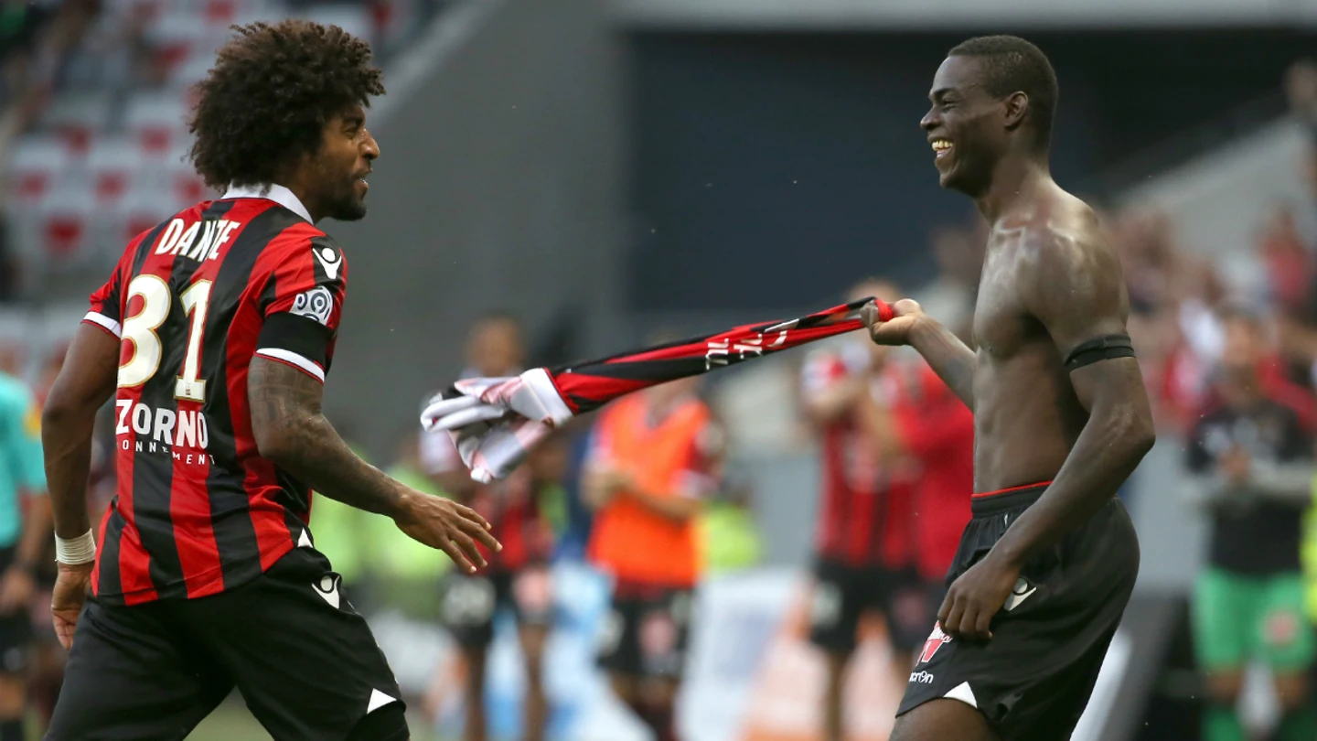 Balotelli celebra un gol quitándose la camiseta Balotelli celebra un gol quitándose la camiseta