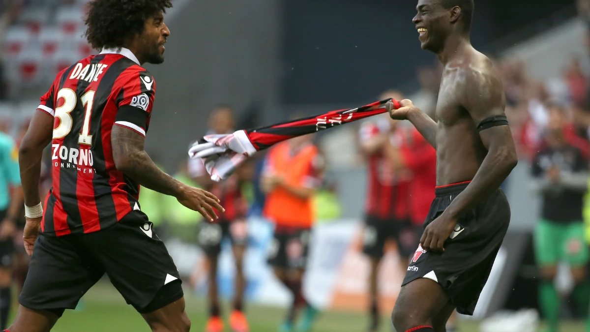 Balotelli celebra un gol quitándose la camiseta