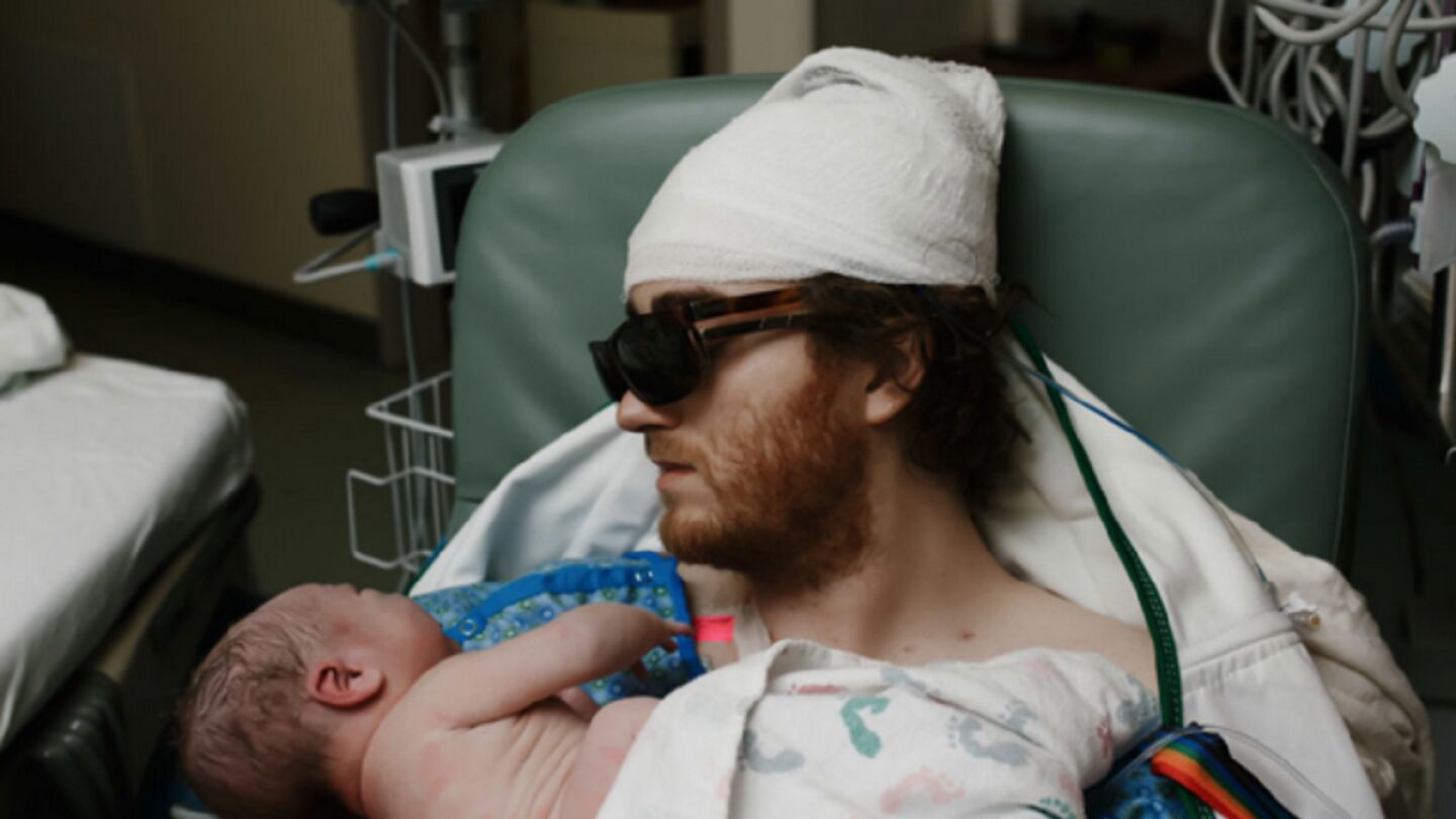 Cagney Wenk con su hijo reci&eacute;n nacido.