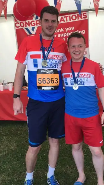 Andy y un compañero en una carrera para recaudar fondos. Andy y un compañero en una carrera para recaudar fondos.