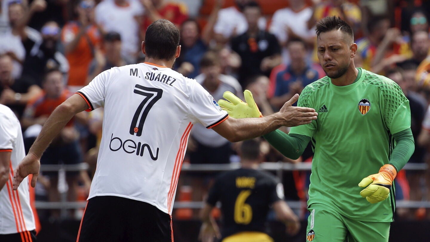 Diego Alves es felicitado tras parar un penalti a Griezmann