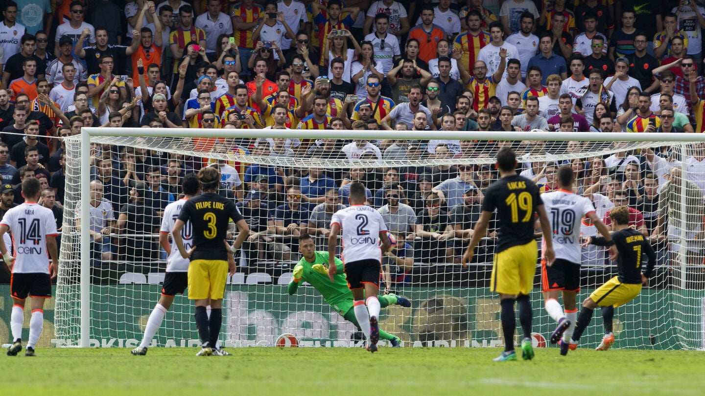 Diego Alves se lanza para detener el lanzamiento de Griezmann
