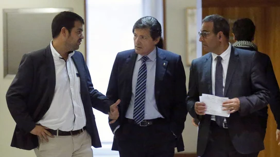 En el centro, el presidente de la comisión gestora del PSOE, Javier Fernández En el centro, el presidente de la comisión gestora del PSOE, Javier Fernández