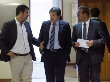 En el centro, el presidente de la comisión gestora del PSOE, Javier Fernández En el centro, el presidente de la comisión gestora del PSOE, Javier Fernández