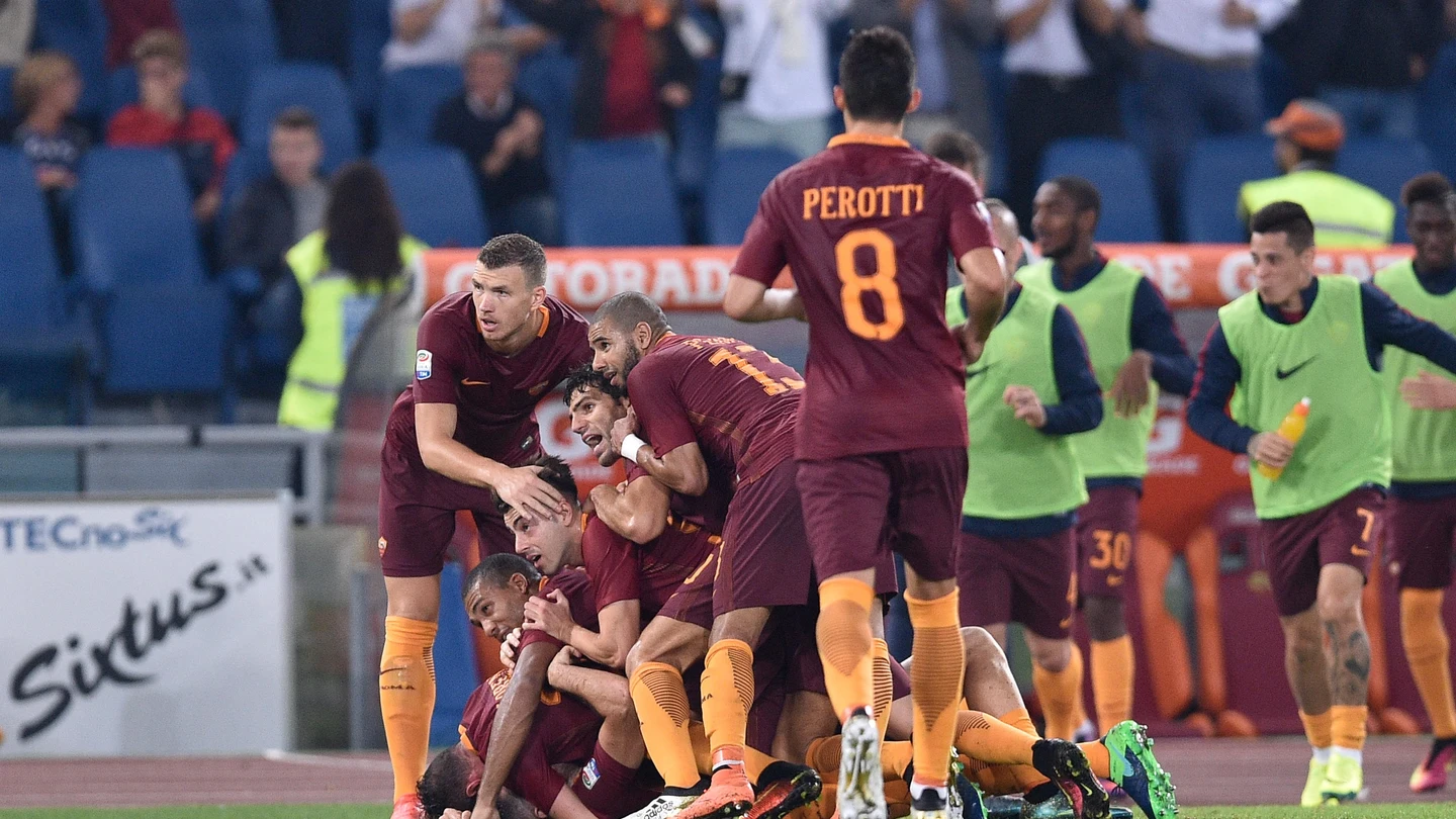 Los jugadores de la Roma, celebrando el gol que les dio la victoria ante el Inter Los jugadores de la Roma, celebrando el gol que les dio la victoria ante el Inter