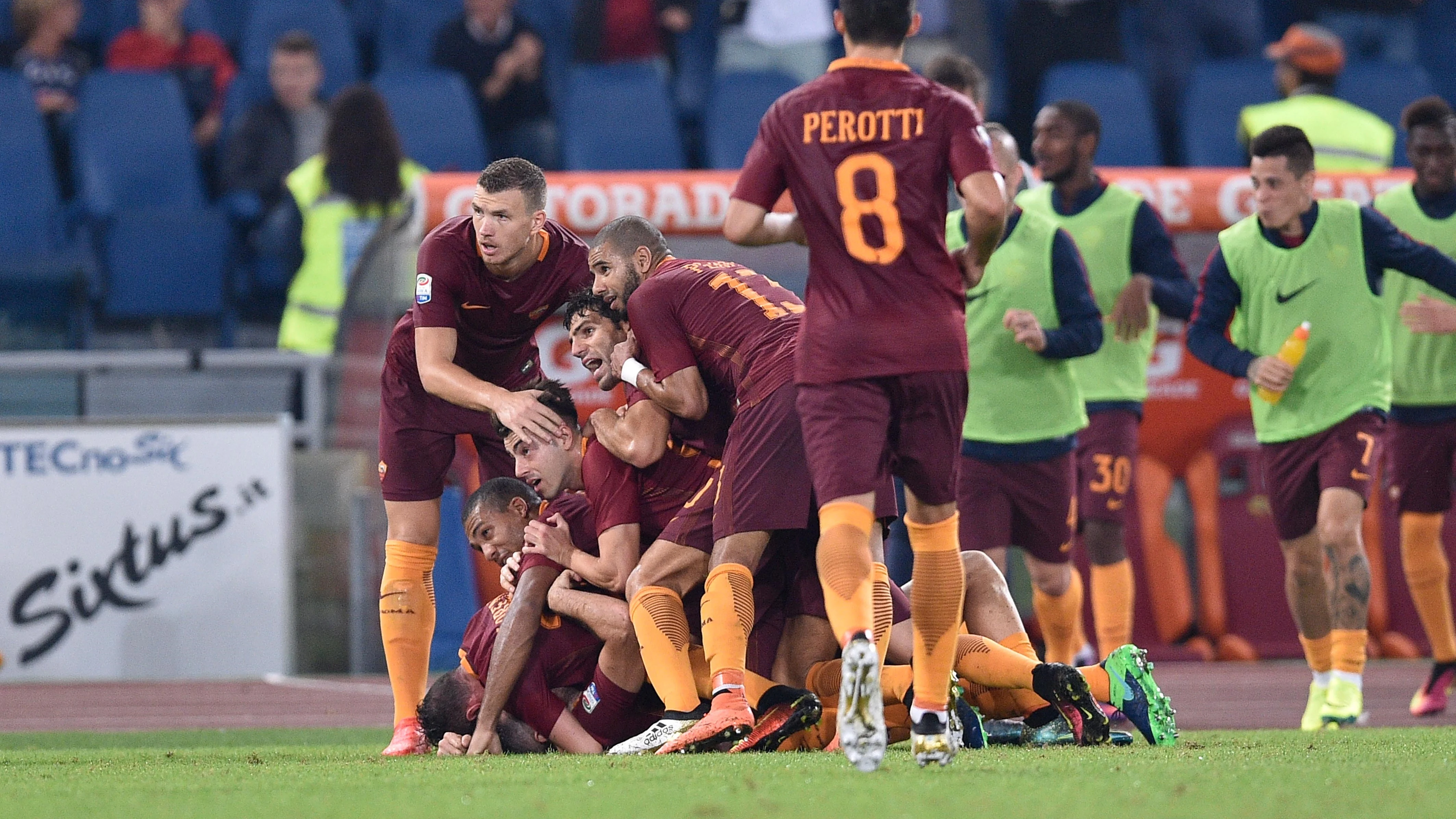 Los jugadores de la Roma, celebrando el gol que les dio la victoria ante el Inter