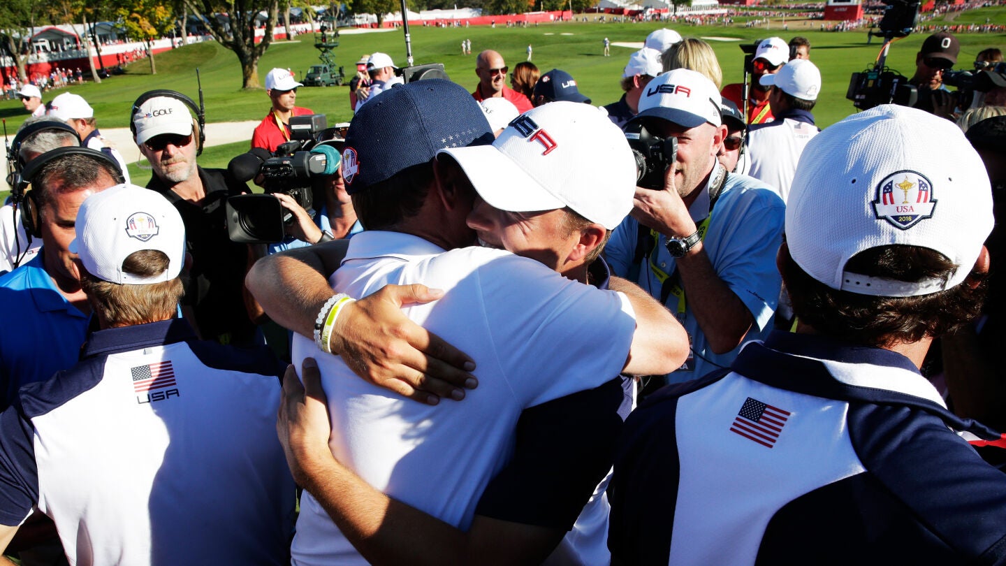 Davis Love III, capit&aacute;n de EEUU, celebra con Jordan Spieth el triunfo 