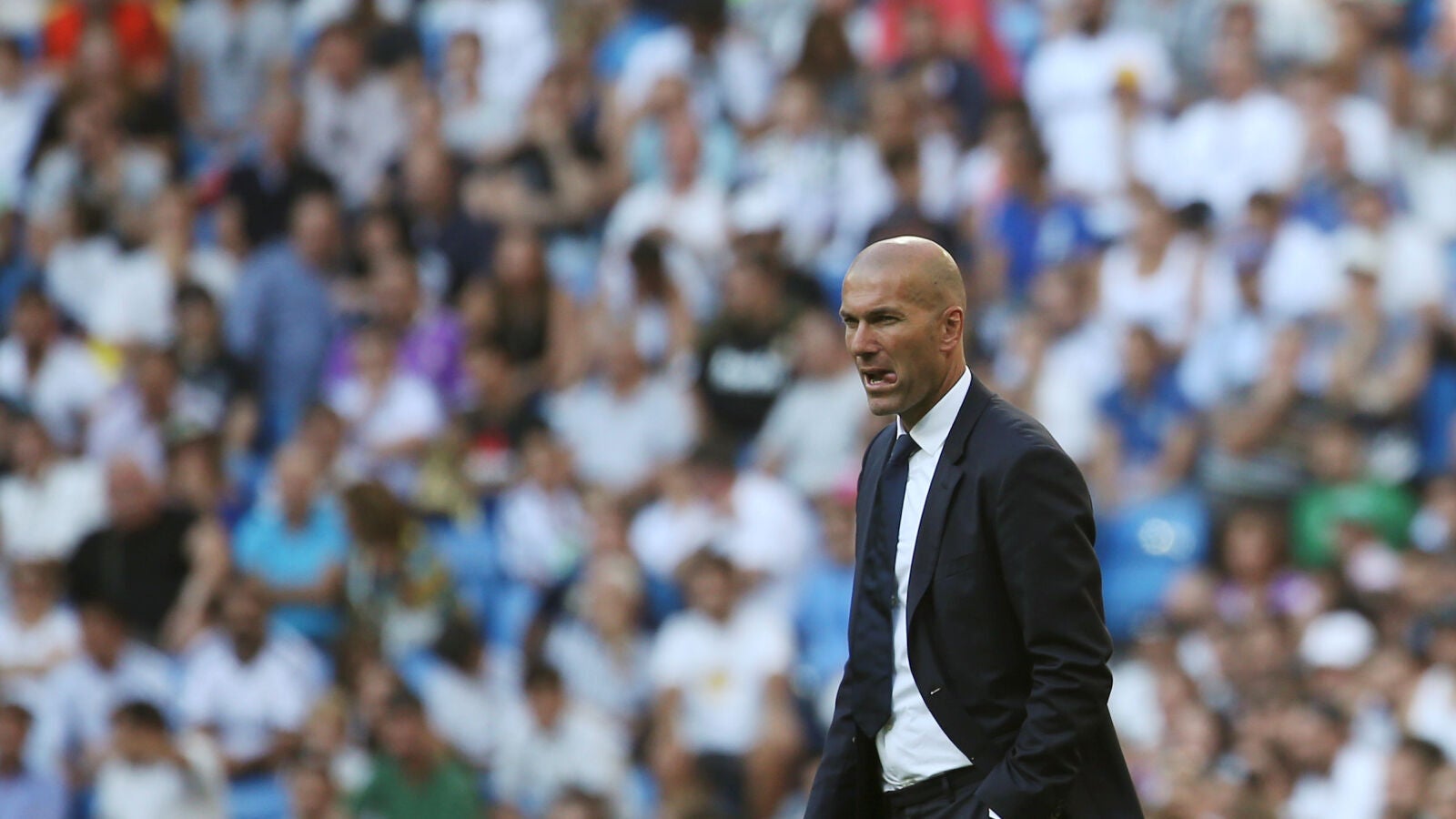 Zidane, en la banda del Bernab&eacute;u