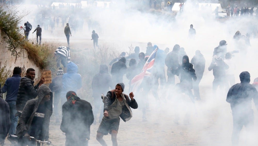 Antidisturbios franceses se enfrentan con manifestantes cerca de 'La Jungla' en Calais
