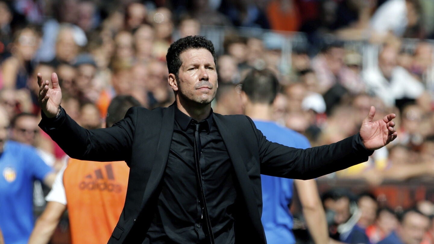 Simeone protesta una acci&oacute;n en la banda de Mestalla