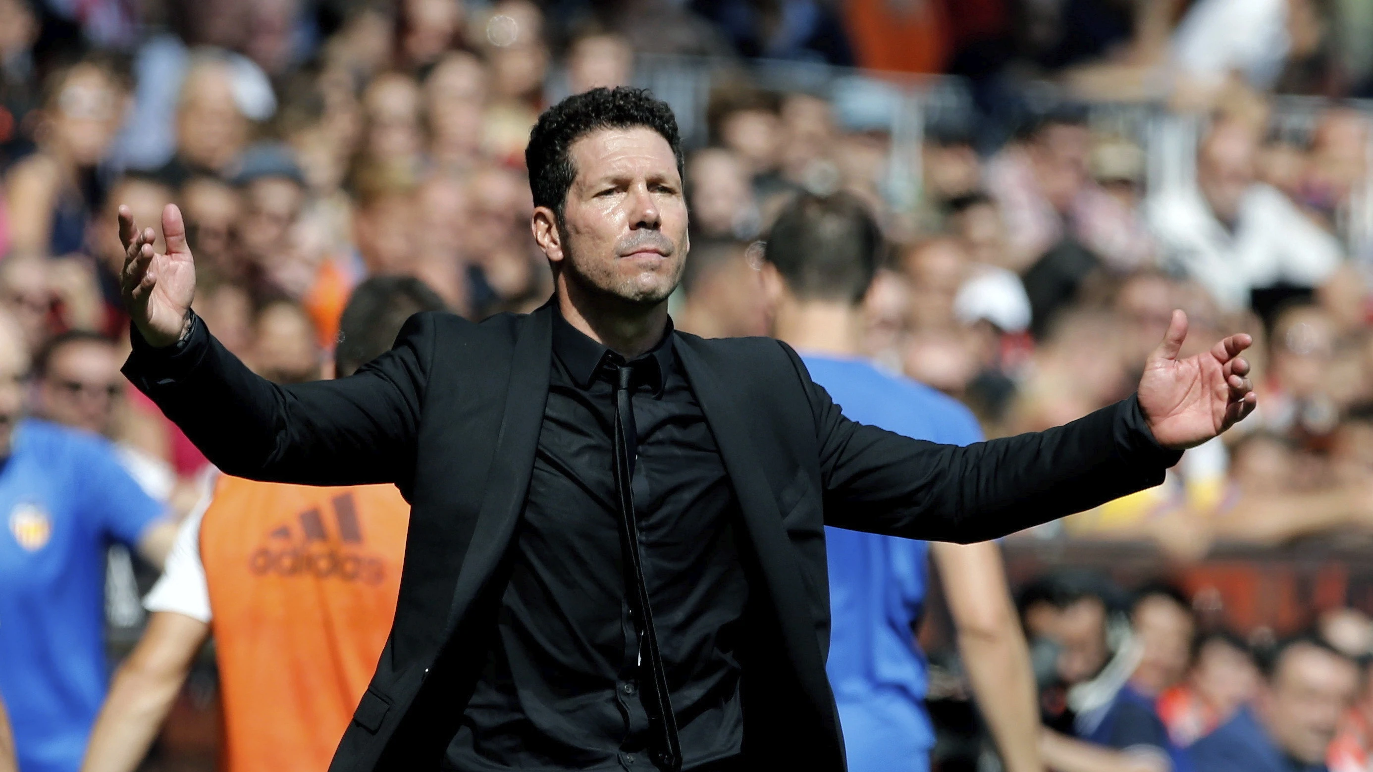 Simeone protesta una acción en la banda de Mestalla