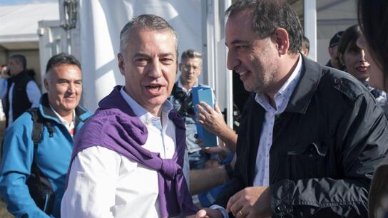 El lehendakari en funciones, I&ntilde;igo Urkullu, saluda al secretario general del comit&eacute; de gobierno de Uni&oacute; Democr&aacute;tica, Ram&oacute;n Espadaler, durante la celebraci&oacute;n del Alderdi Eguna