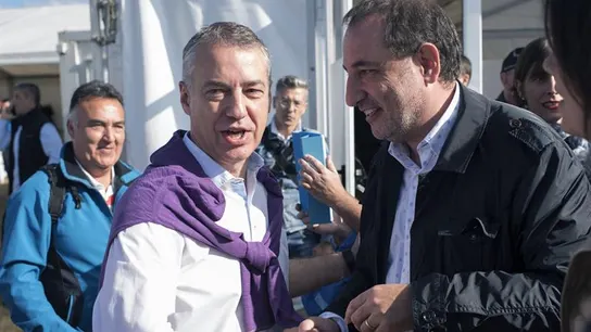 El lehendakari en funciones, Iñigo Urkullu, saluda al secretario general del comité de gobierno de Unió Democrática, Ramón Espadaler, durante la celebración del Alderdi Eguna El lehendakari en funciones, Iñigo Urkullu, saluda al secretario general del comité de gobierno de Unió Democrática, Ramón Espadaler, durante la celebración del Alderdi Eguna