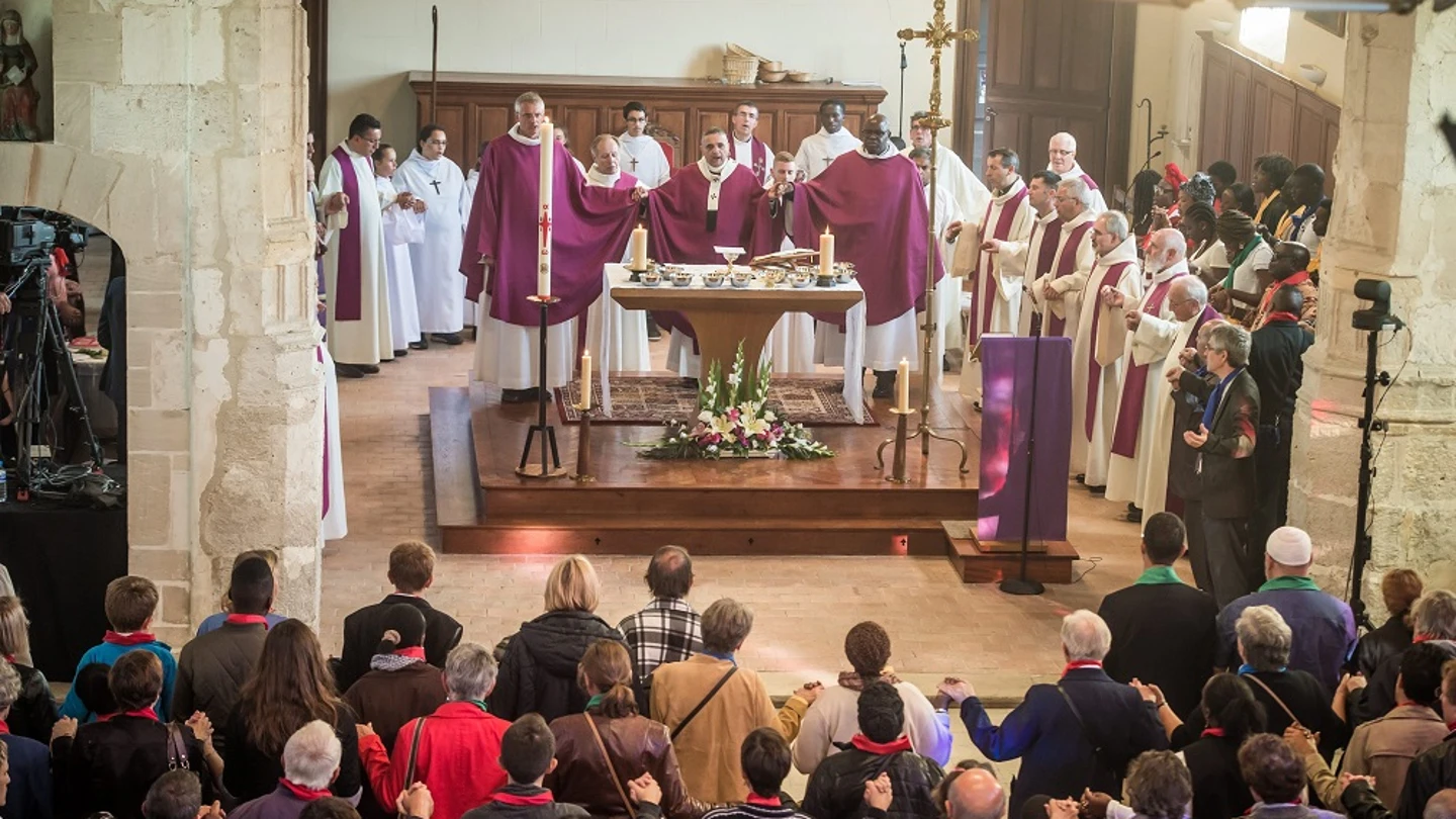 El arzobispo de Rouen Dominique Lebrun celebra misa tras reabrir la iglesia de Saint Etienne de Rouvray El arzobispo de Rouen Dominique Lebrun celebra misa tras reabrir la iglesia de Saint Etienne de Rouvray