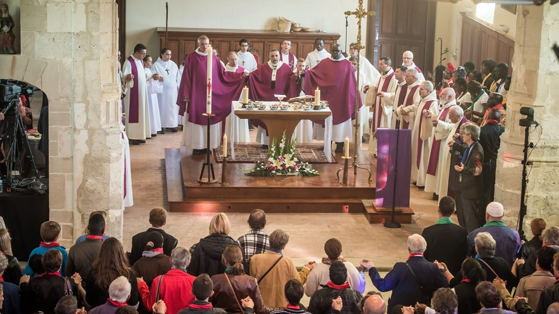 El arzobispo de Rouen Dominique Lebrun celebra misa tras reabrir la iglesia de Saint Etienne de Rouvray