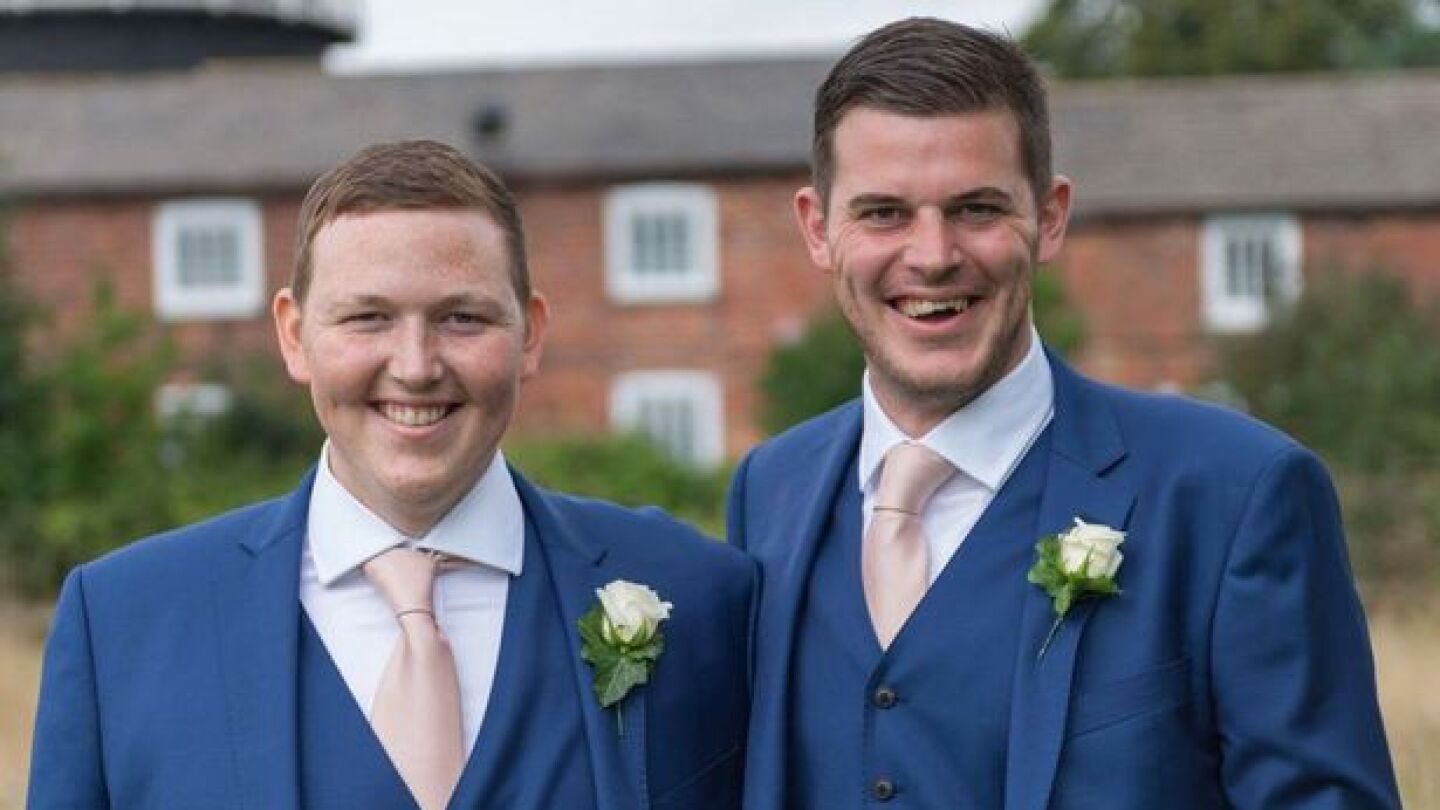 Rob y Andy durante la boda de &eacute;ste.