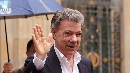 El presidente de Colombia Juan Manuel Santos saluda antes de votar en Bogotá El presidente de Colombia Juan Manuel Santos saluda antes de votar en Bogotá