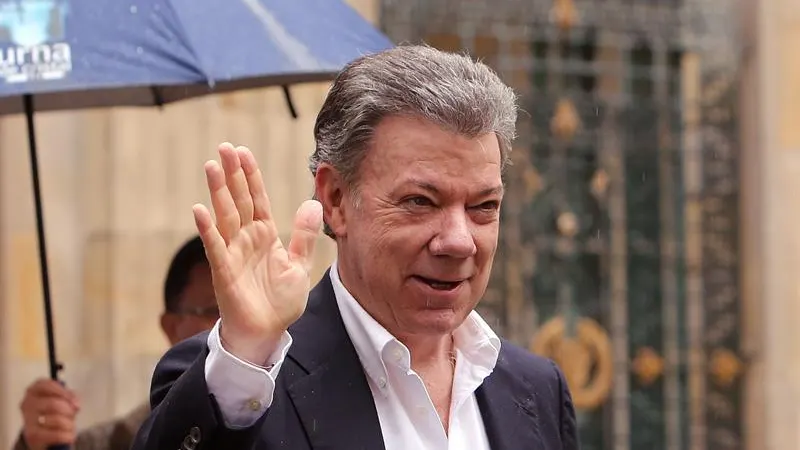 El presidente de Colombia Juan Manuel Santos saluda antes de votar en Bogotá