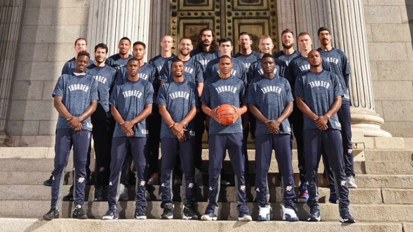 Los jugadores de los Thunder posan en la puerta del Congreso de los Diputados Los jugadores de los Thunder posan en la puerta del Congreso de los Diputados