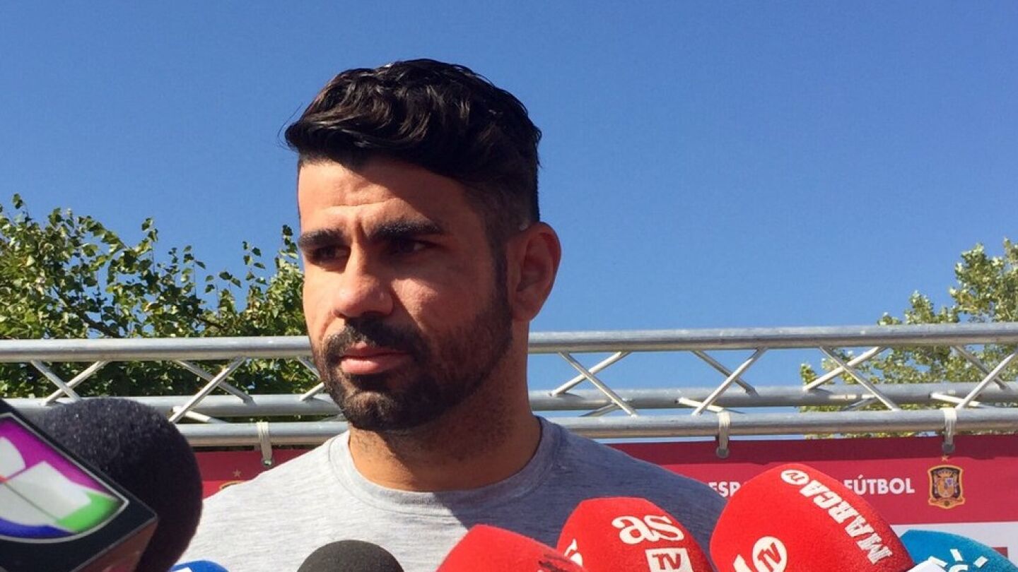 Diego Costa atiende a los medios